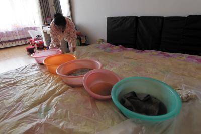 宜君楼上漏水，住户失联，小区没物管，业主维权难！律师来支招……